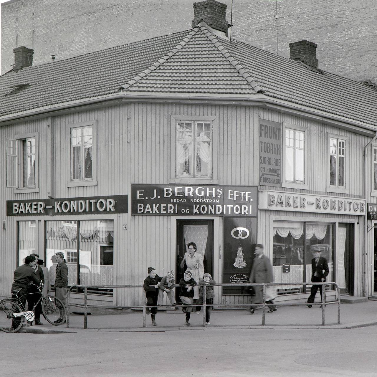 Bergh-hjørnet i Hamar fotografert i 1952