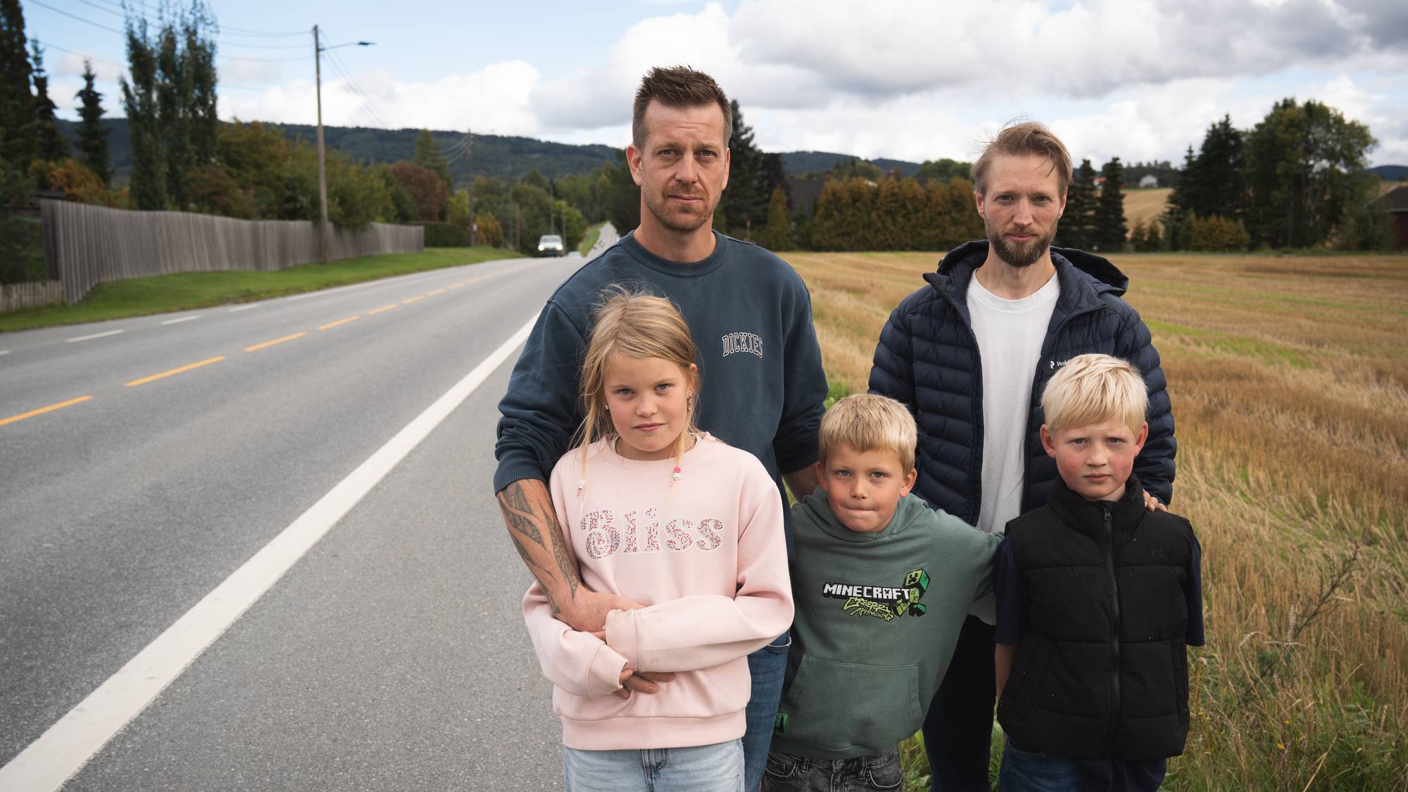 Foreldre og barn ved busstopp