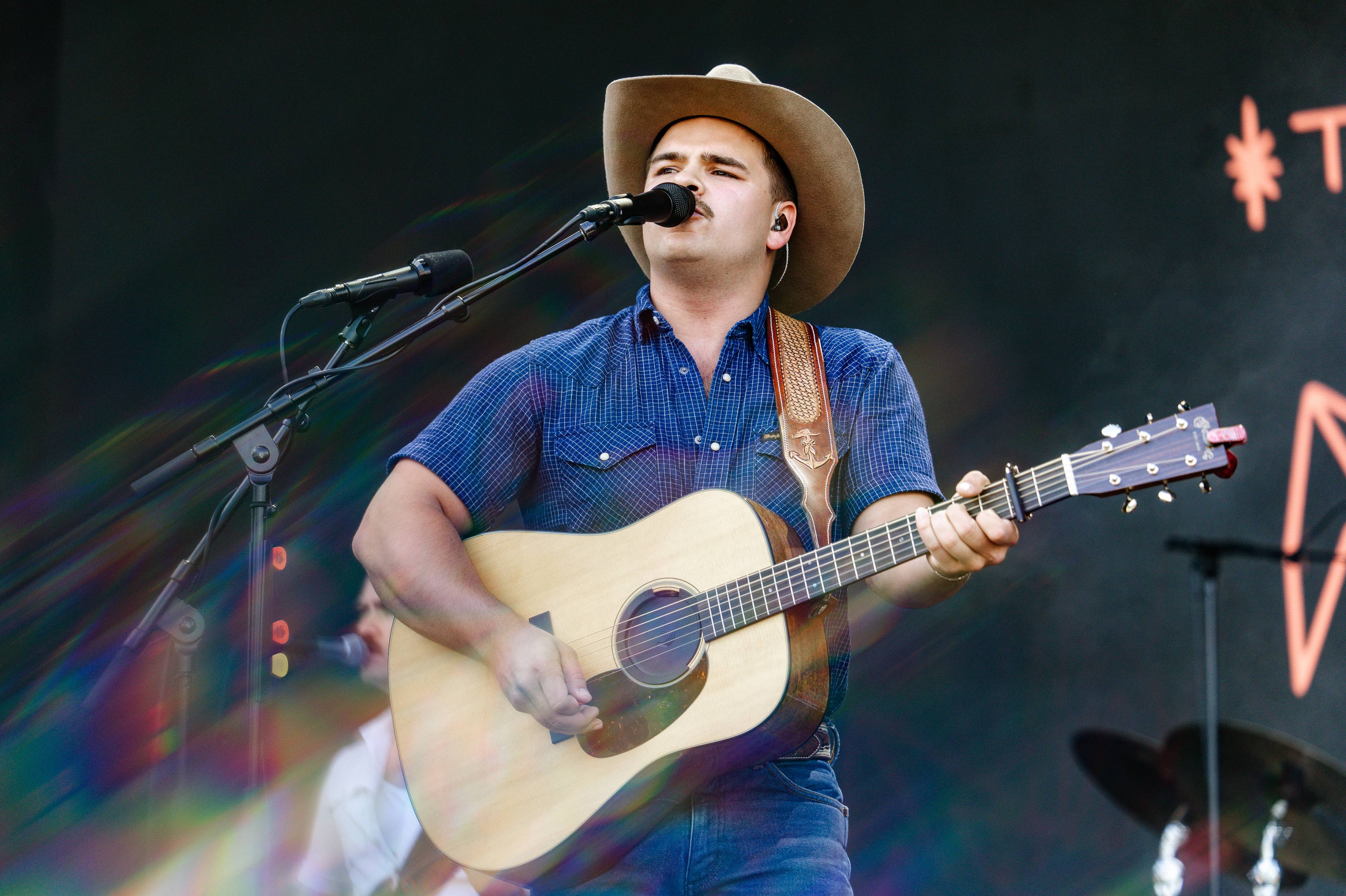 Tobias spiller gitar og ser på publikum