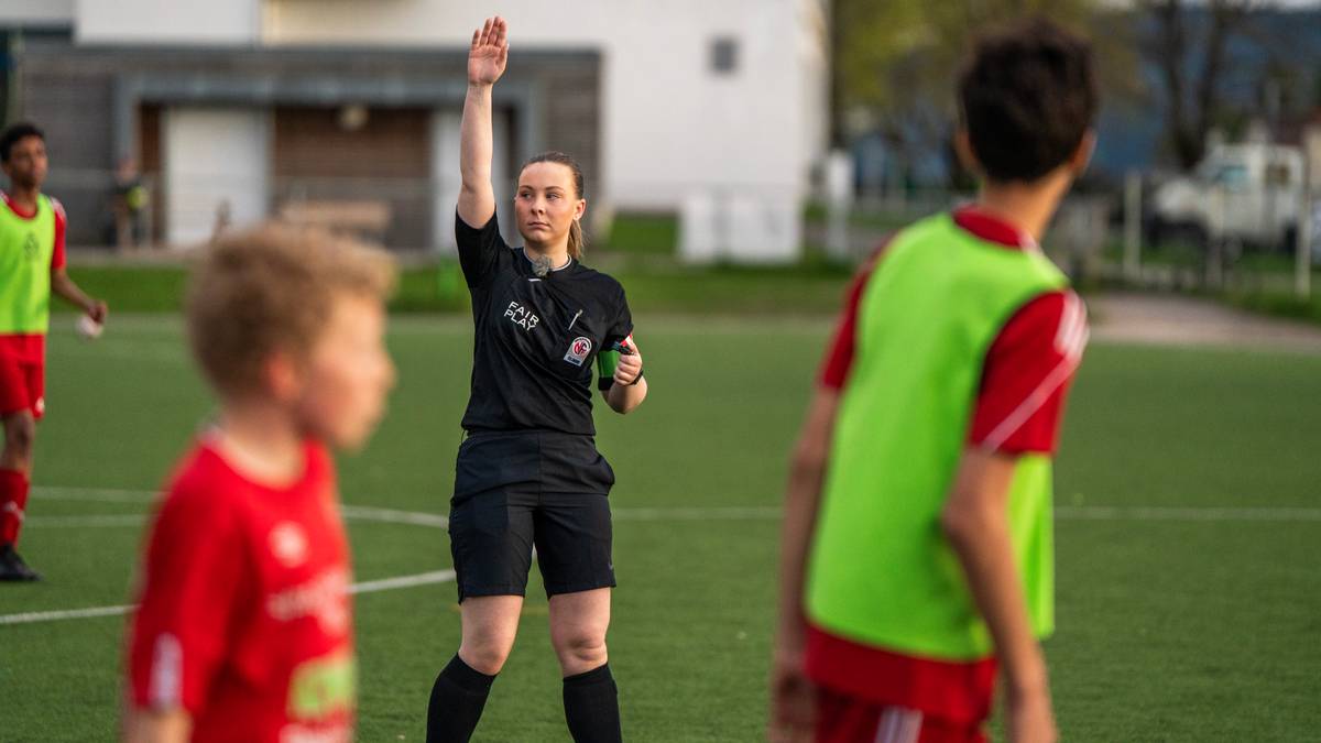 Færre fotball­dommarar er kvinner – Mia (17) er redd når ho går ut på banen