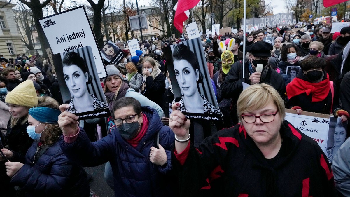 Polakker demonstrerte mot abortlov