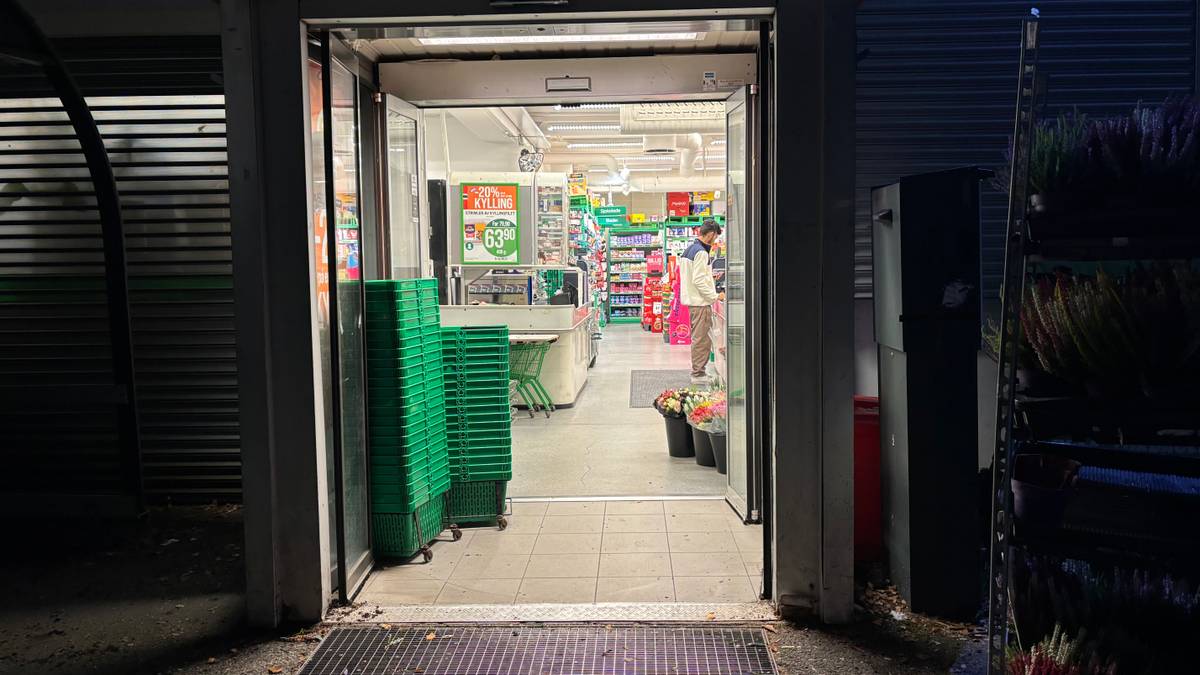 Bilist har kjørt på fotgjenger og inn i Kiwi-butikk