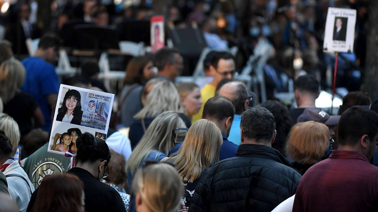 Folk holder opp bilder av personer som omkom i terrorangrepene 11.september