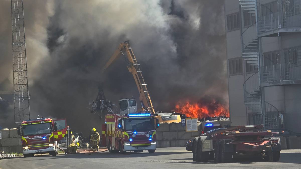 Brann på industriområde: Kraftig røykutvikling