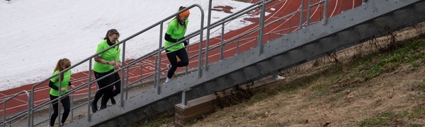 Kari Kristiansen og andre fra Nasjonalt senter for aldring og helse løper i trapper