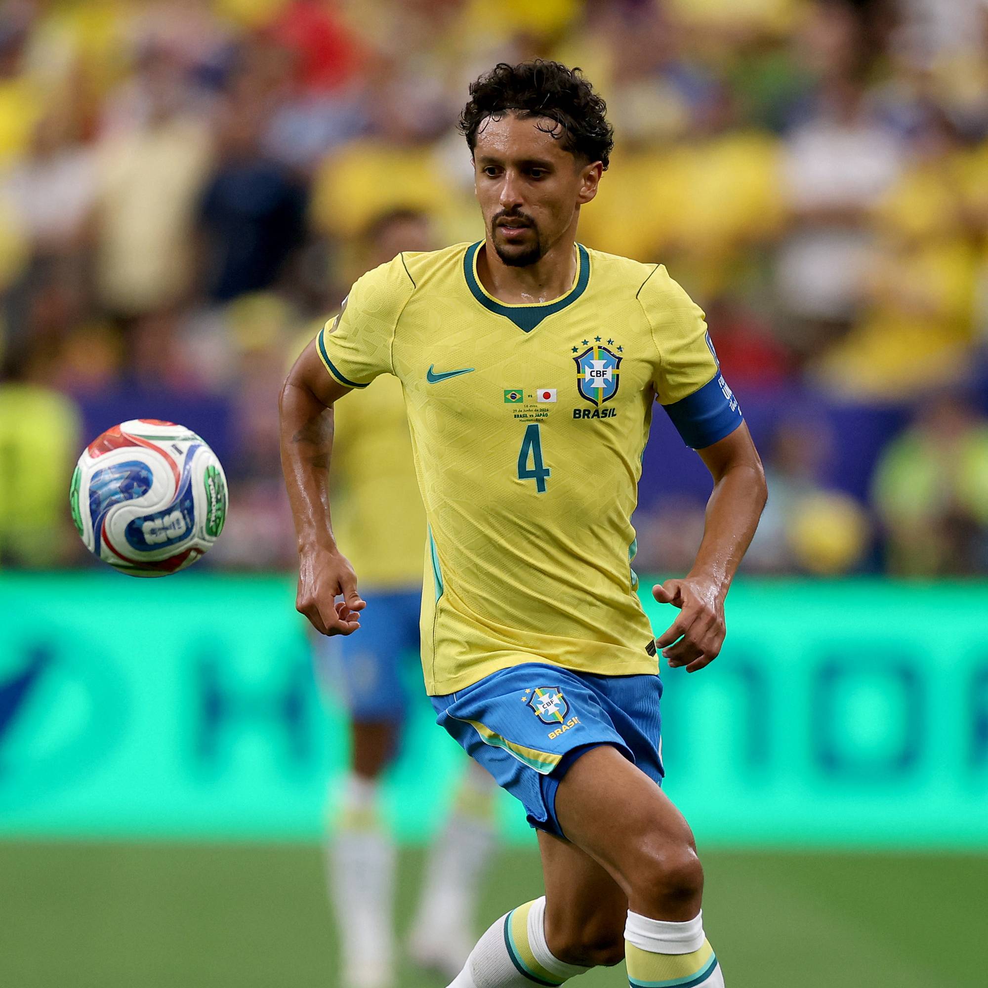 Marquinhos i Brasils landslagsdrakt løper med ballen under en fotballkamp. (Bildebeskrivelsen er laget av en KI-tjeneste)