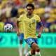 LARS BARON / GETTY IMAGES NORTH AMERICA,NTB Marquinhos i Brasils landslagsdrakt løper med ballen under en fotballkamp. (Bildebeskrivelsen er laget av en KI-tjeneste)