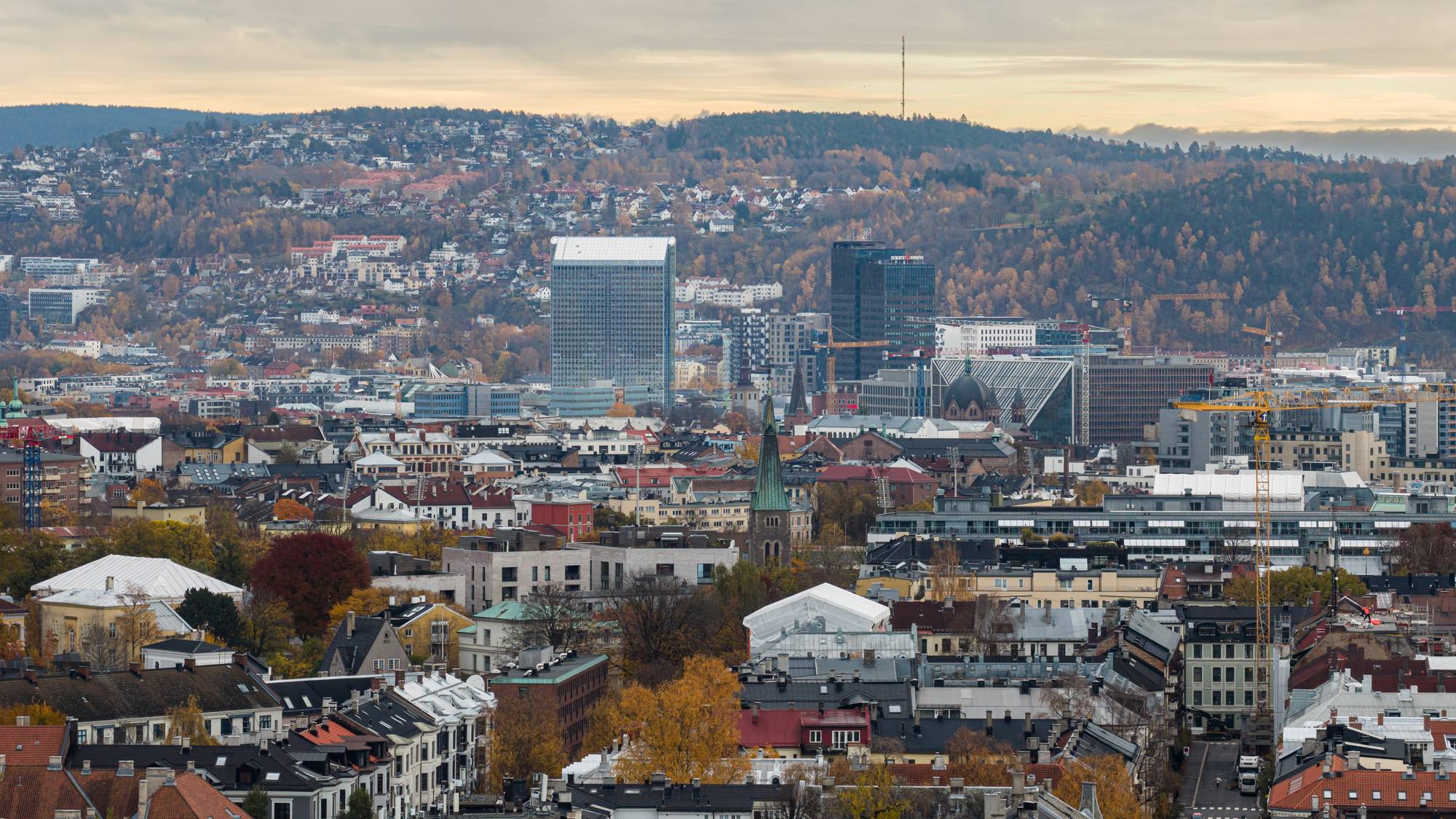 Oversiktsbilde av Oslo med Radioson SAS og postgirobrygget i fokus