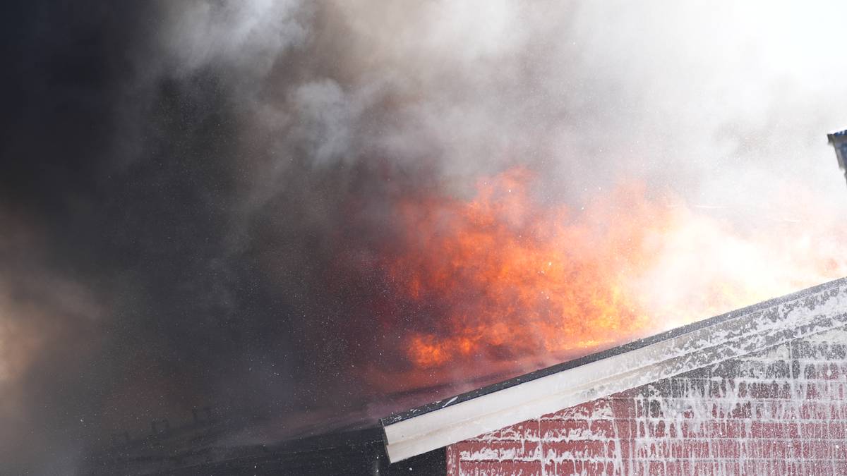 Brann i Bærum har spredt seg: – Flammene står gjennom taket