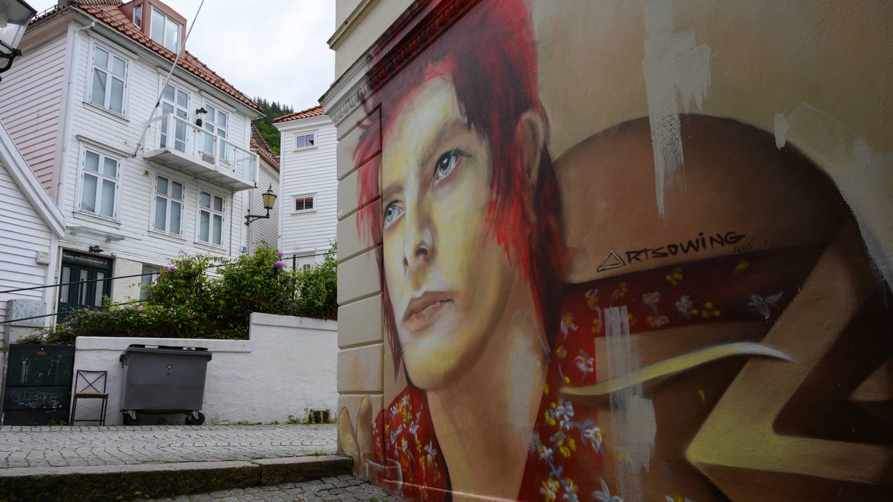 Gatekunst i Bergen. Motiv av David Bowie.