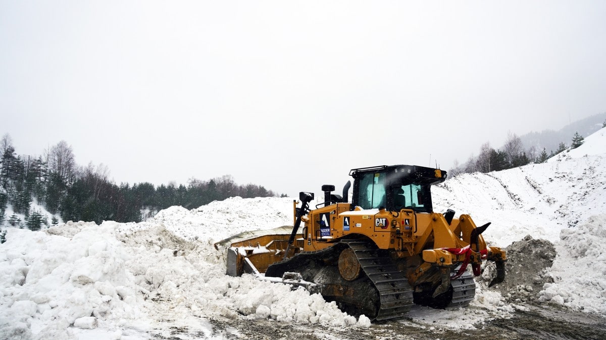 Snøen fraktes 10 mil for lovlig lagring: – Meningsløst