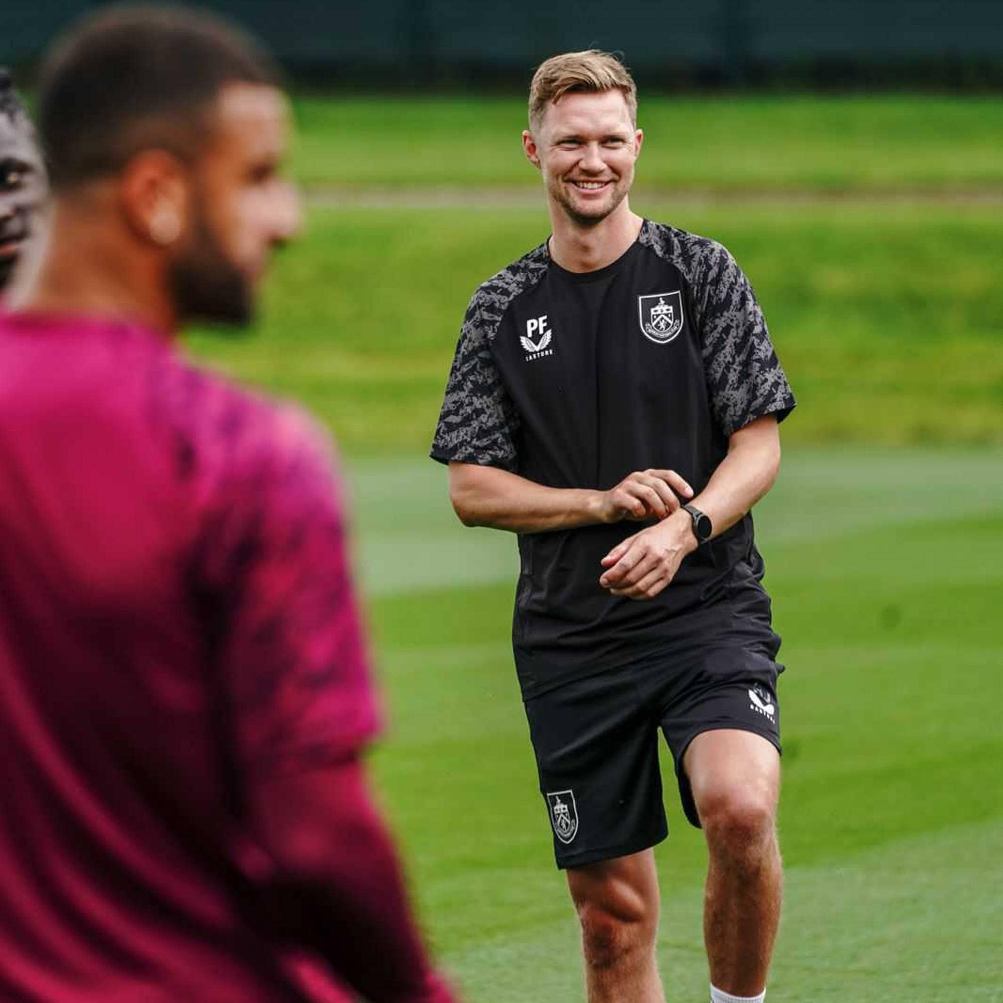 Pål Fjelde smiler sammen med Kyle Walker. 