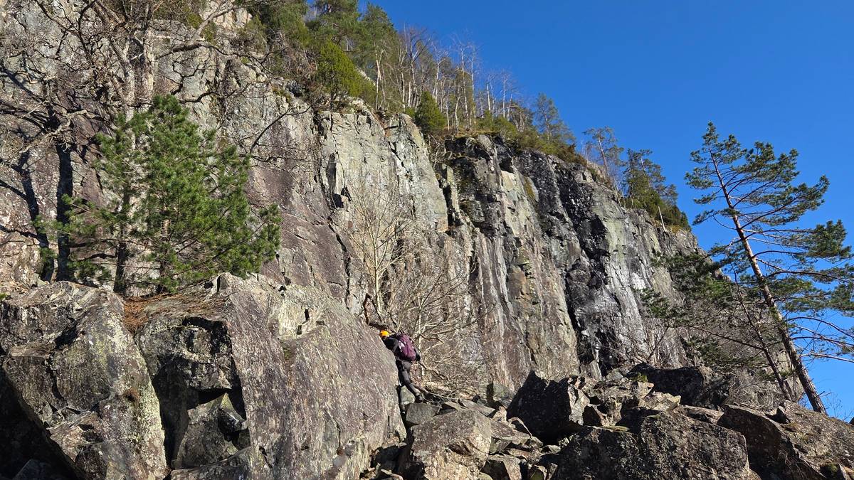 Åtvarar om laust fjell: – Steinen trefte tauet