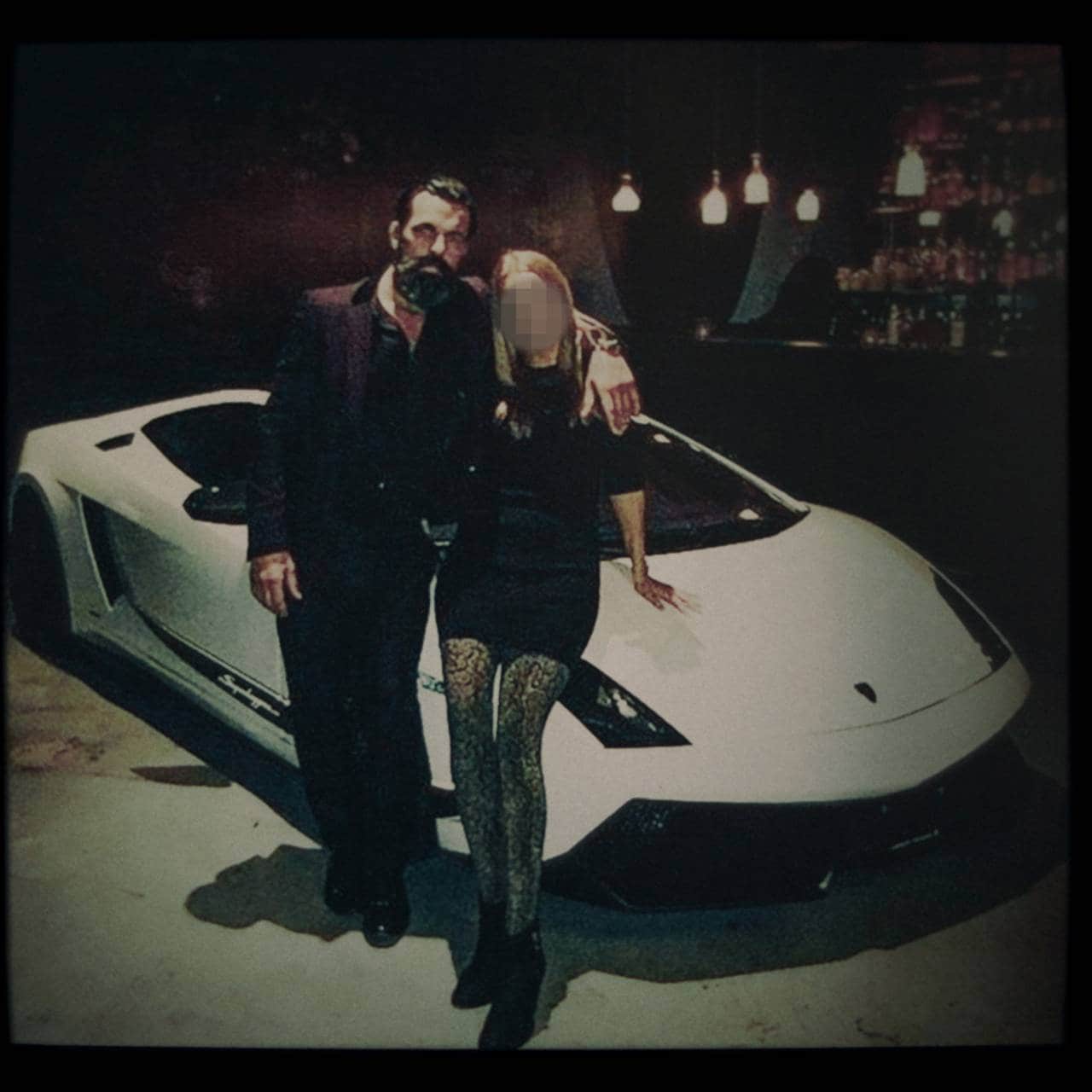Mr. James poserer foran en Lamborghini