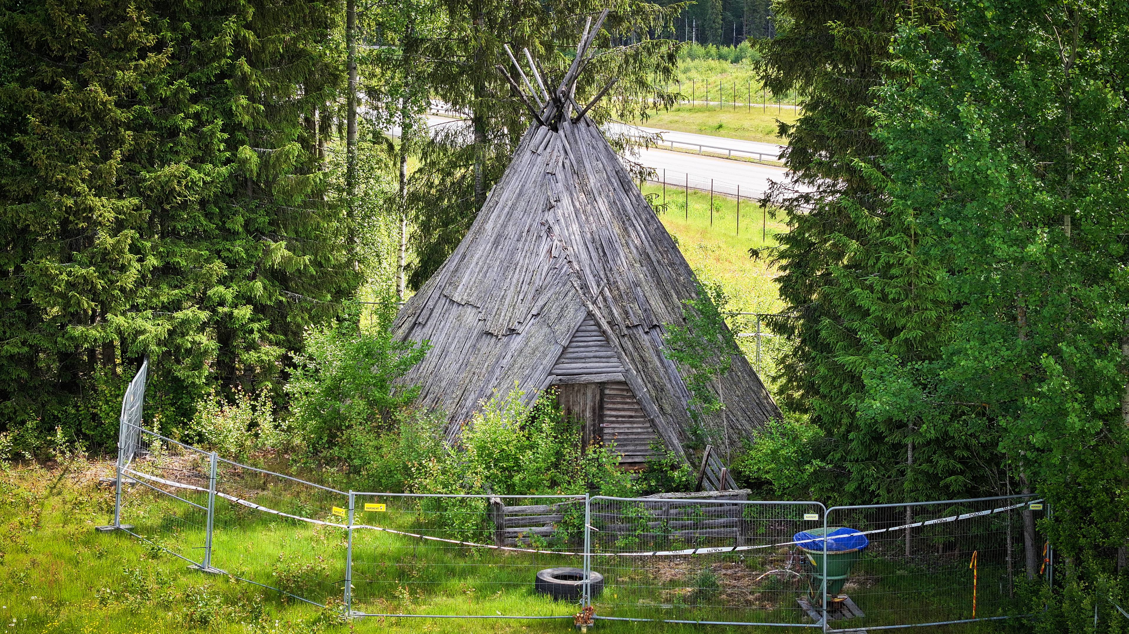 Et halvt år har gått siden politiet fant blod og levninger på en gård i Løten. Kvinnen som er siktet i saken er nå varetektsfengslet i fire nye uker.