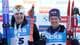 Roman Koksarov / AP / NTB Tre skiløpere står på en seierspall etter en konkurranse. Alle bærer medaljer rundt halsen og holder ski. De er iført sportsklær i forskjellige farger. Bakgrunnen viser sponsorer og arrangementinformasjon. (Bildebeskrivelsen er laget av en KI-tjeneste)