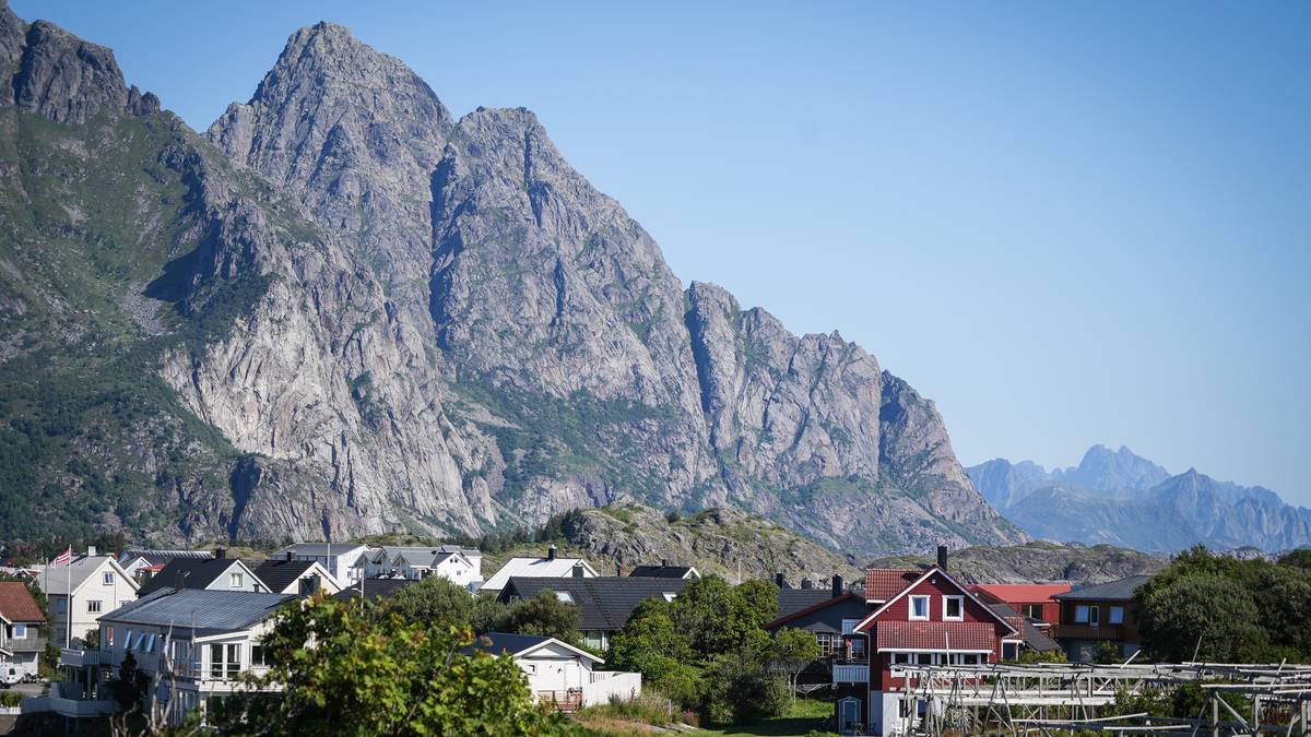 Lei av at turistar gjer frå seg bak hushjørne