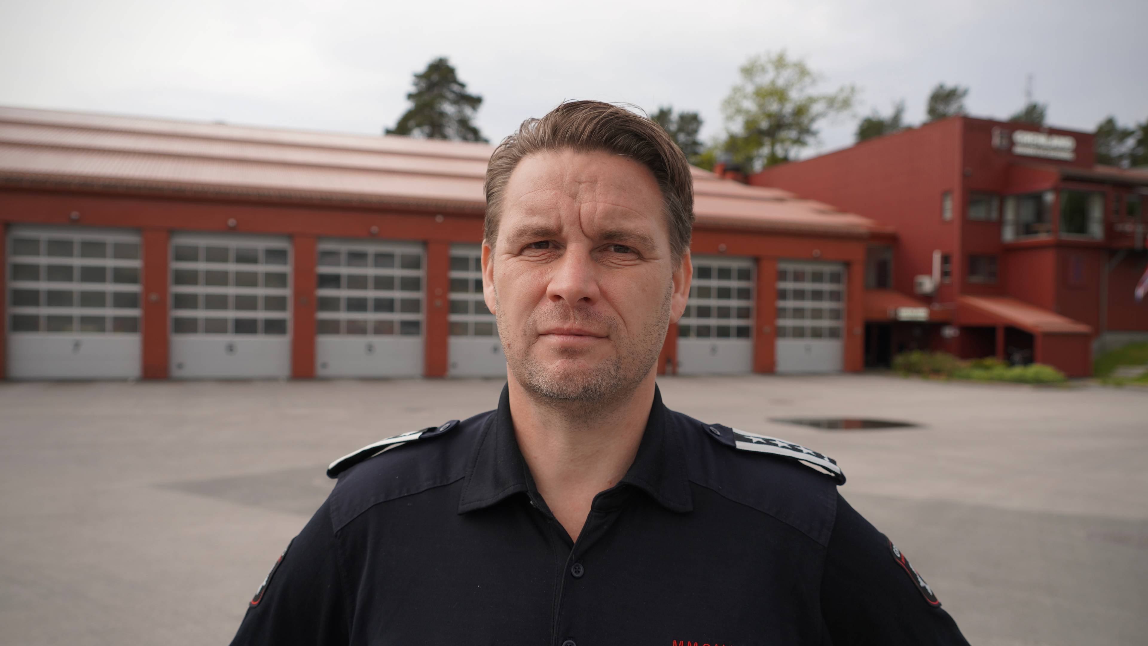 Morten Meen Gallefoss har på sort uniform og ser i kamera med et nøytralt uttrykk.