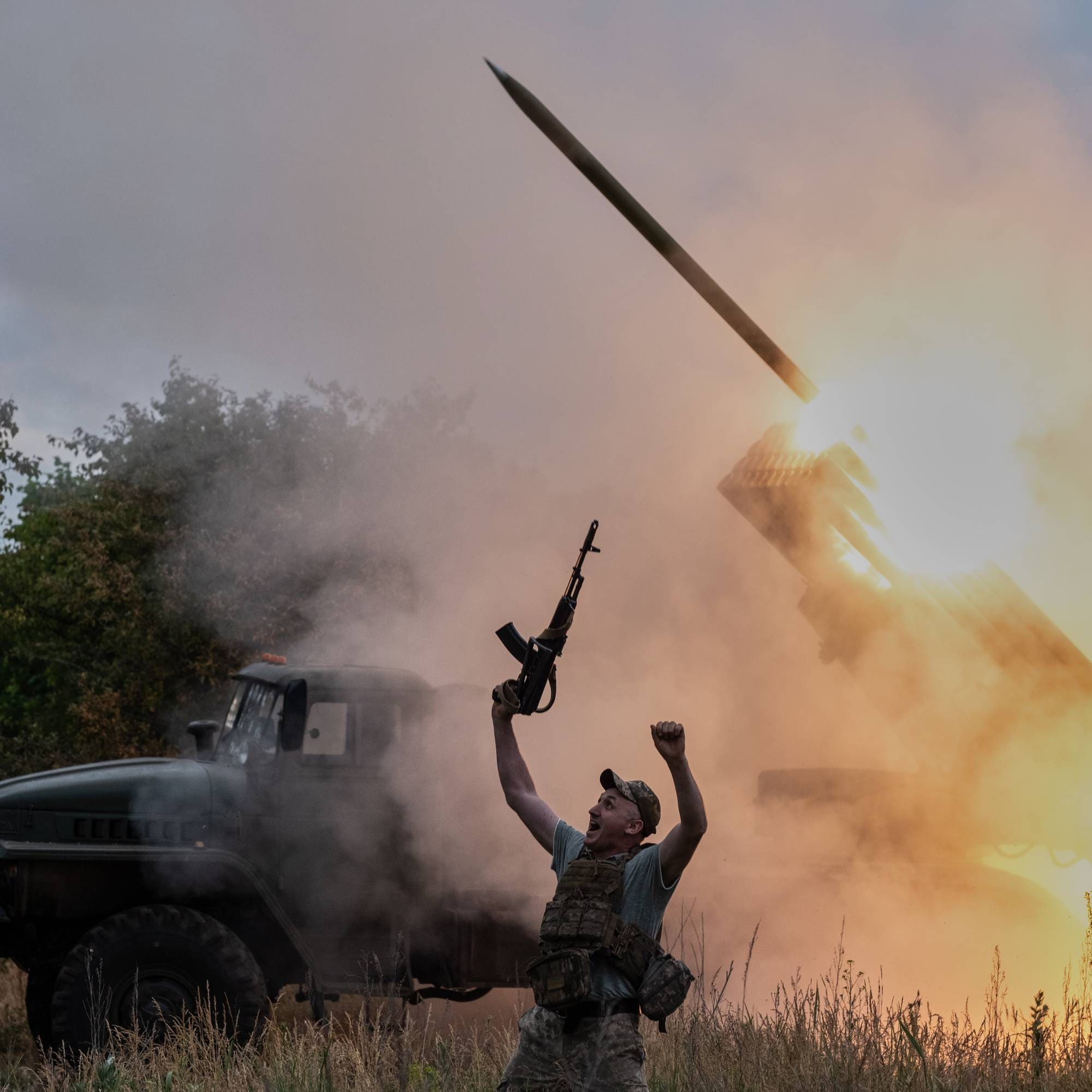 Soldat jubler mens en rakett avfyres 