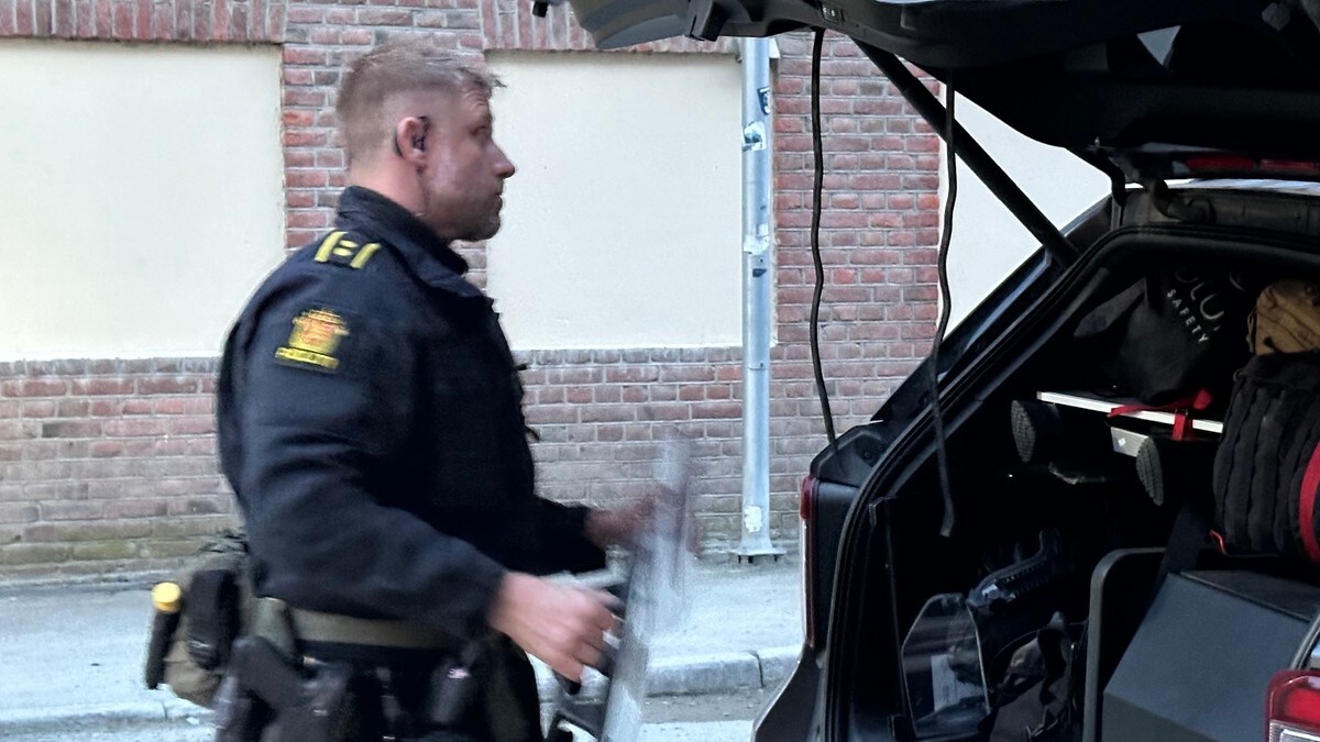 Væpnet politiaksjon – leter etter gjerningsperson