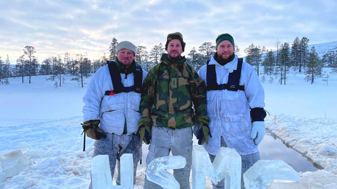 Hullet i isen er klart. Norske instruktører er ansvarlig for sikkerheten til de amerikanske soldatene.