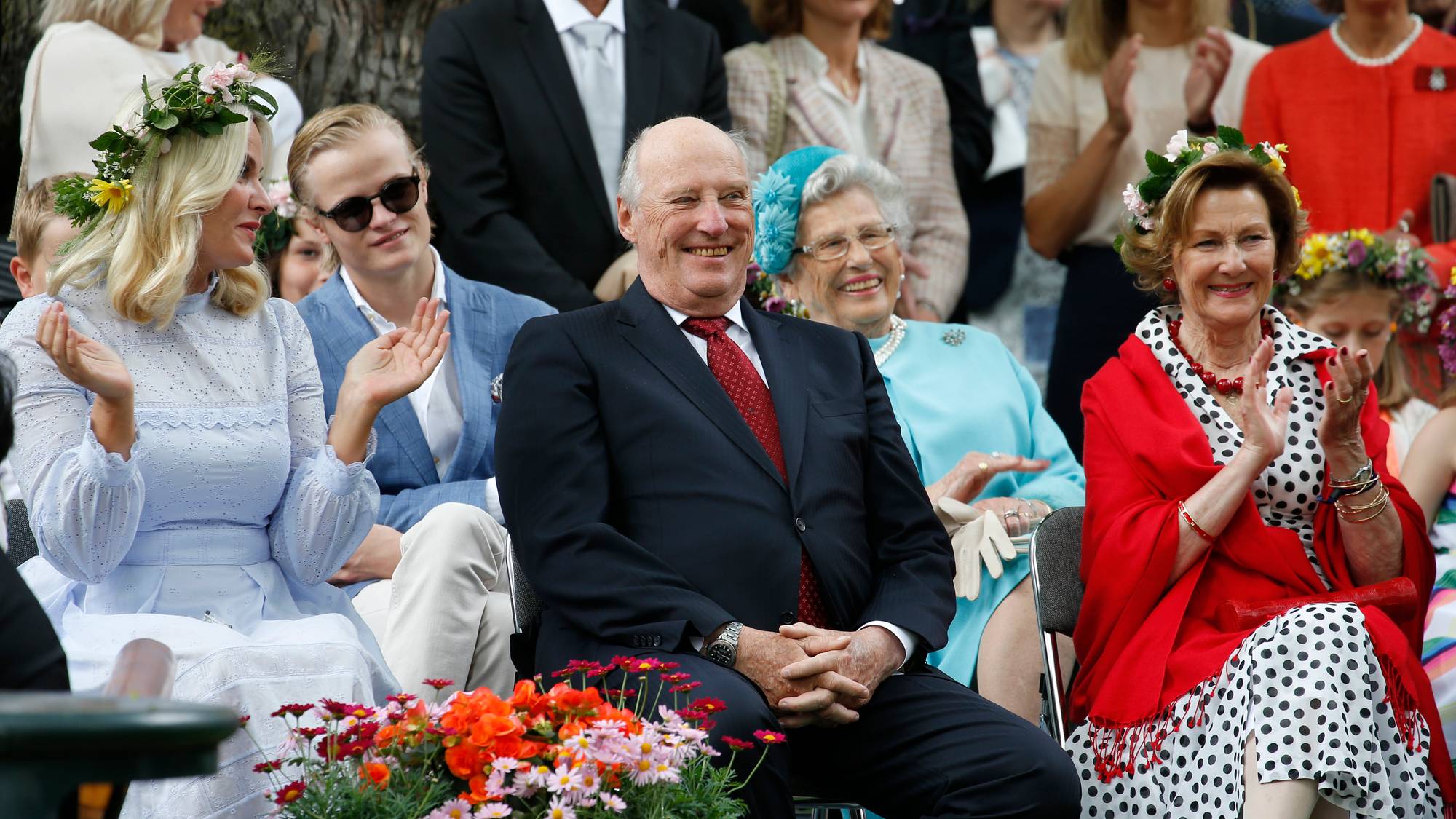 Kronprinsesse Mette-Marit, kong Harald, dronning Sonja, Marius Borg Høiby og prinsesse Astrid i hageselskapet i Stiftsgården i Trondheim i forbindelse kongeparet 25 år som kongepar torsdag.
