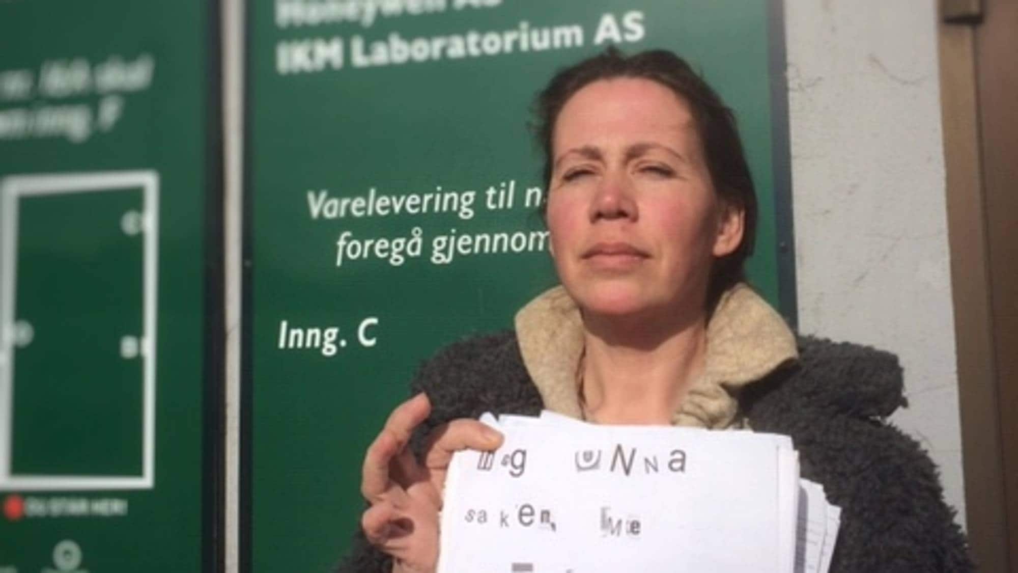 Aaslie med plakat