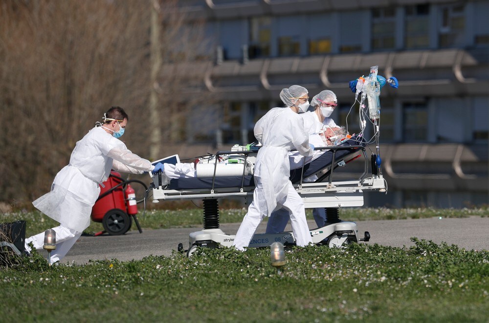 Europeisk dugnad: Henter syke ut fra overfylte sykehus i Italia og Frankrike