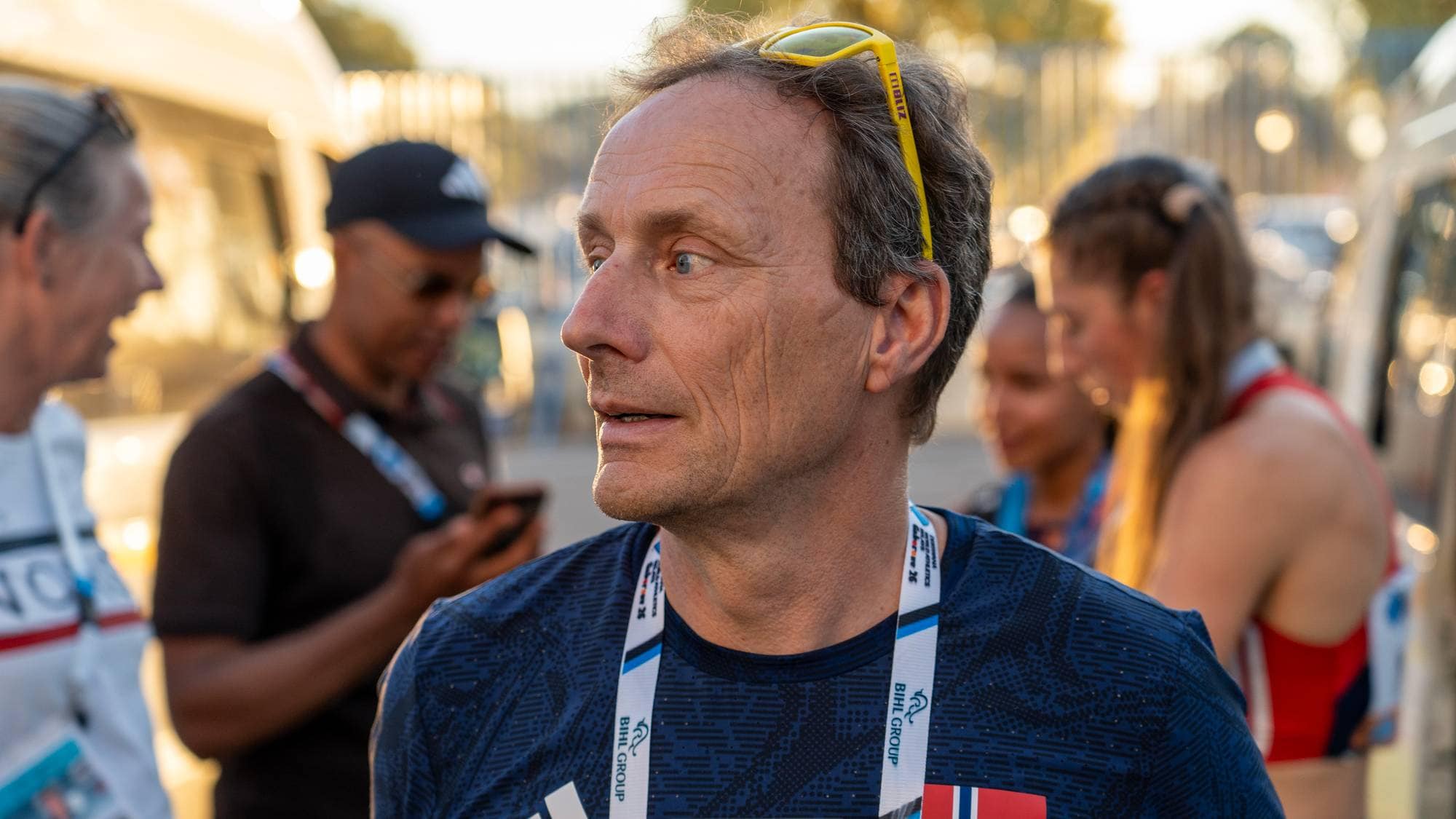 Kvinnelige atleter feirer gull