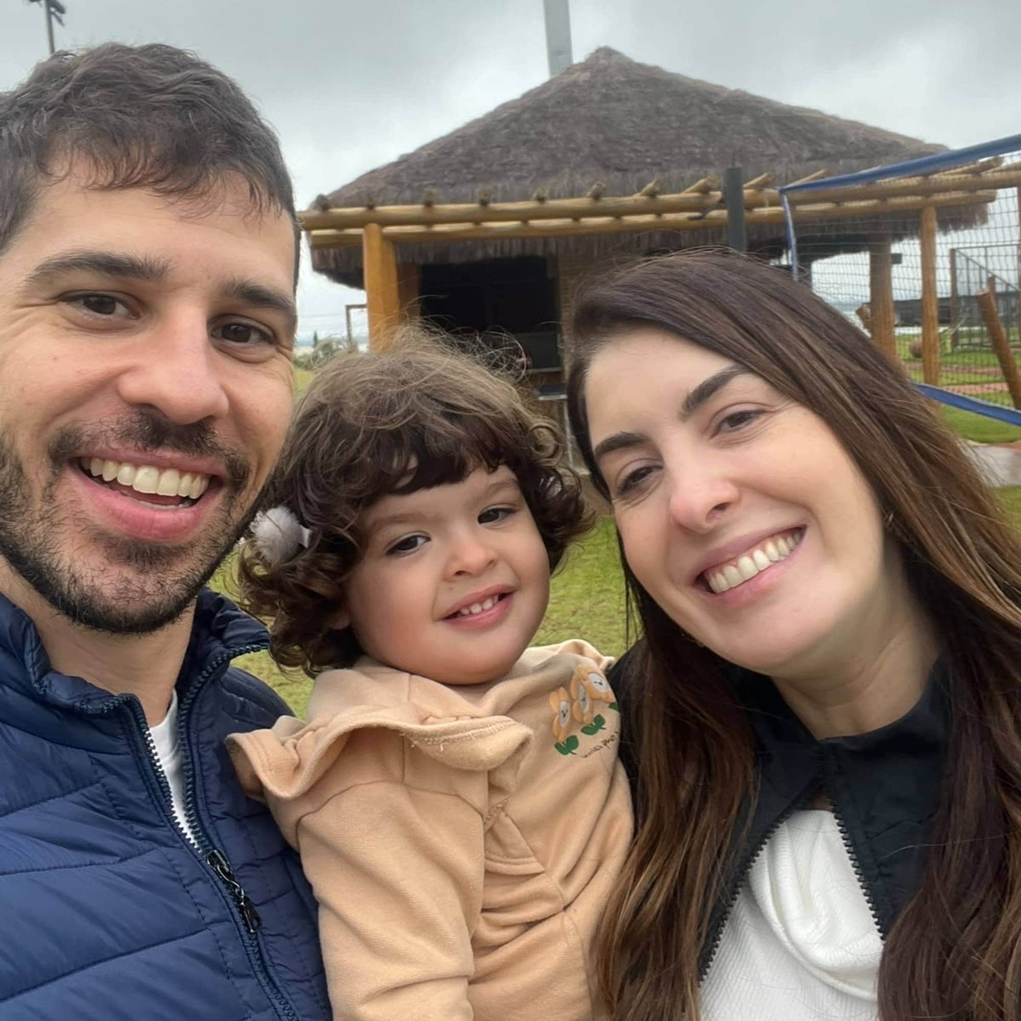 Renauld Bellegard vil stemme på politikeren han mener er minst korrupt og som er han mener har gode løsninger for et bedre Brasil. Her med kona og datteren på to år. 