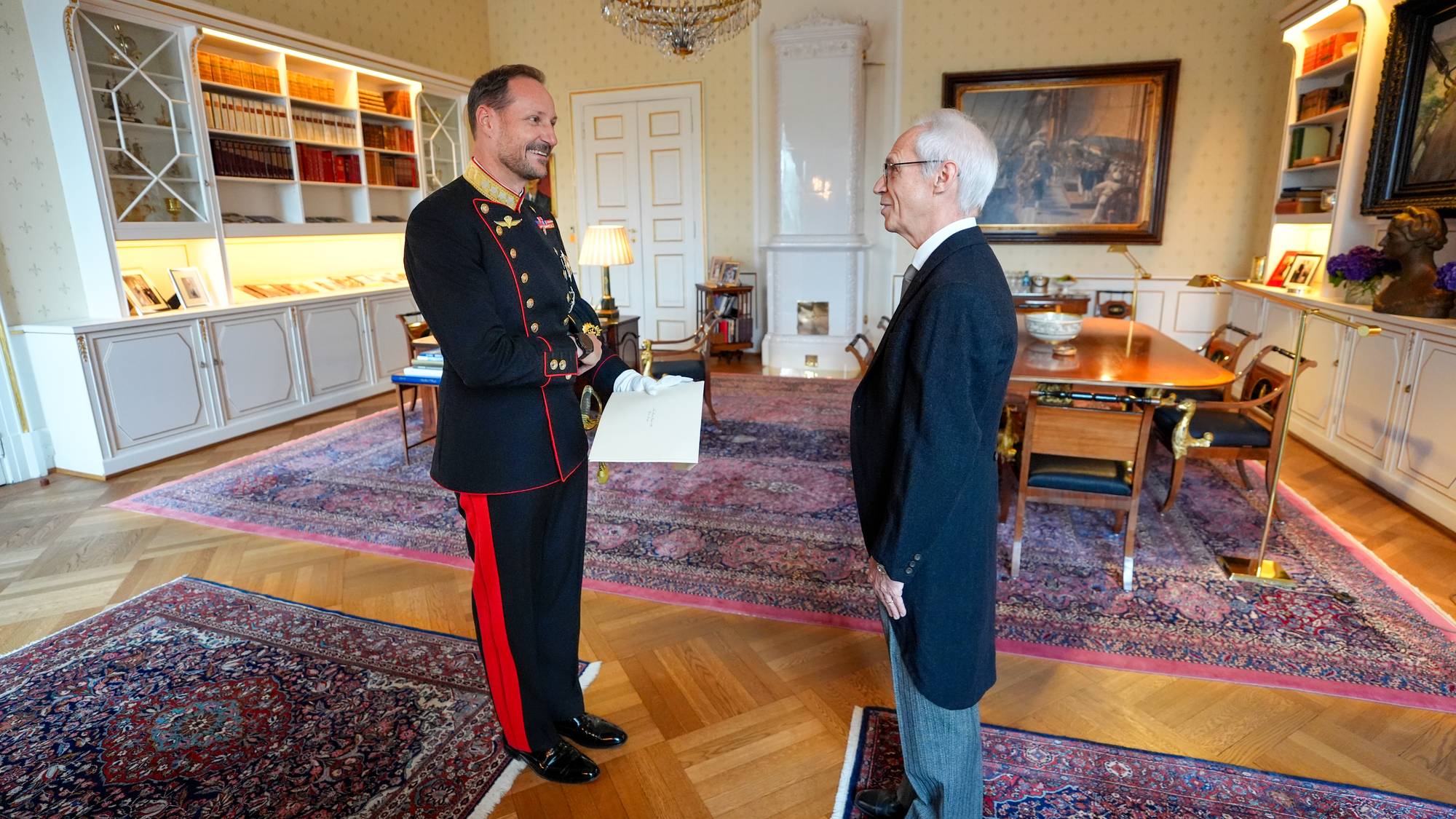 Italias ambassadør Andrea Cavallari hilser på kong Haakon VIII i Høytidelig audiens på Slottet. 