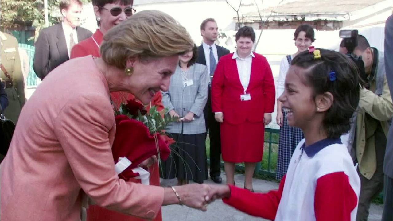 Dronning Sonja tar Cristina i hånden etter å ha fått blomster