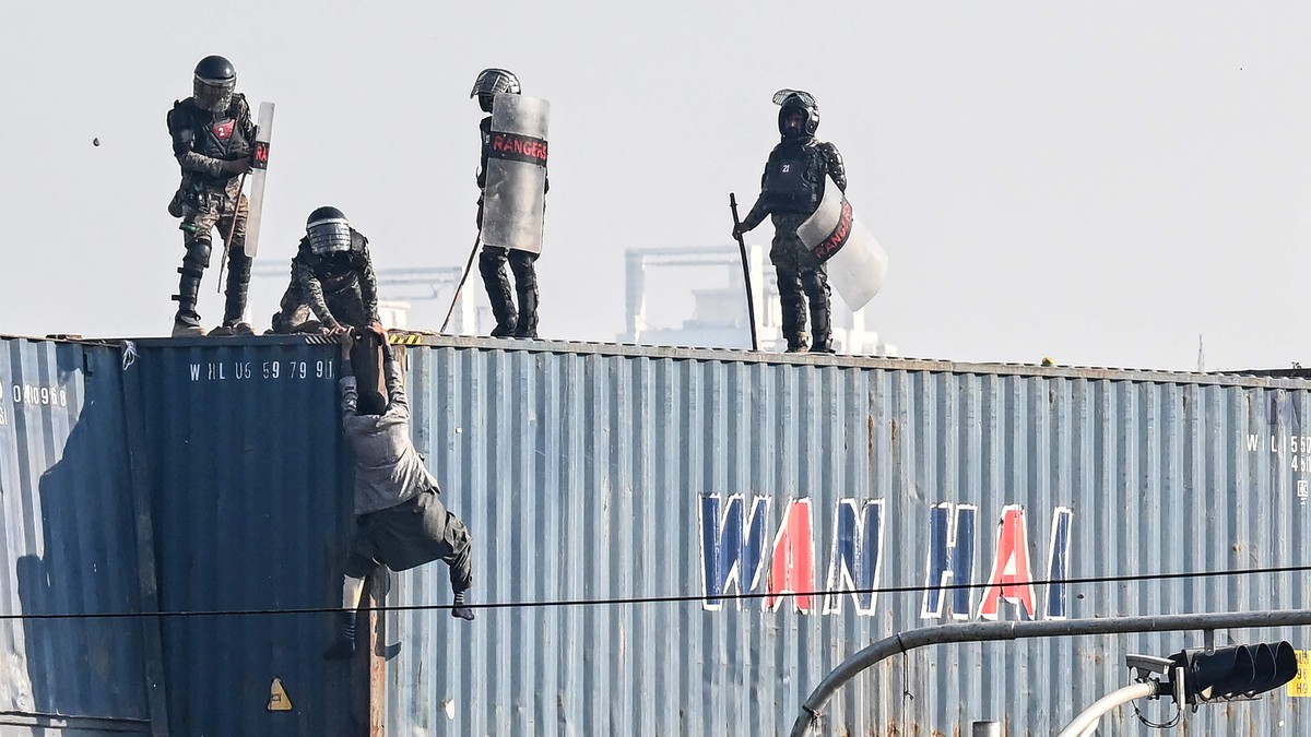 Mann skal ha blitt dytta ned frå container i Pakistan