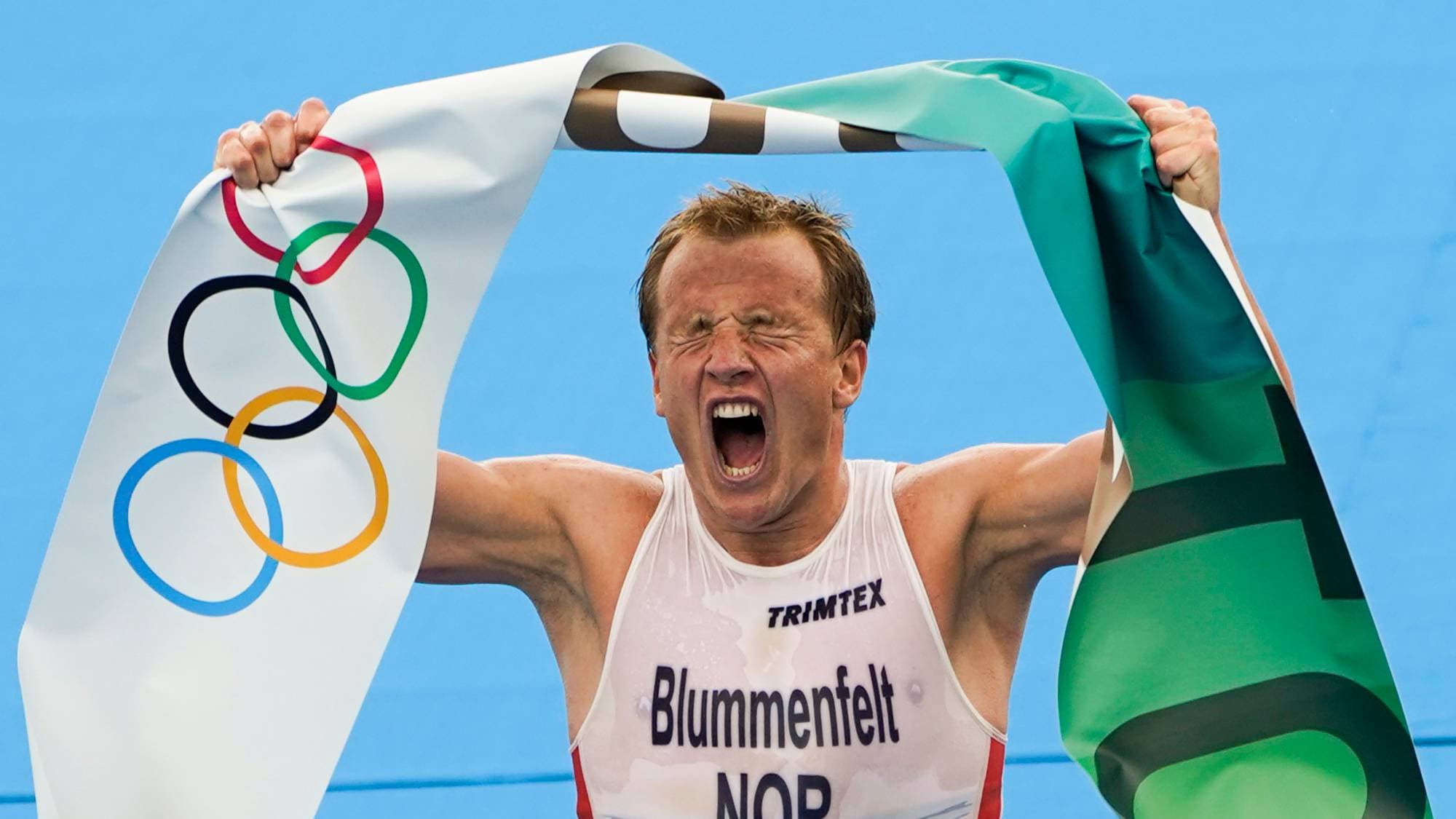 �Tokyo, Japan 20210726. 
Kristian Blummenfelt jubler for seier og OL-gull i triatlon for menn i Odaiba Marine Park i Tokyo, Japan i forbindelse med OL Tokyo 2021 mandag.
Foto: Lise Åserud / NTB