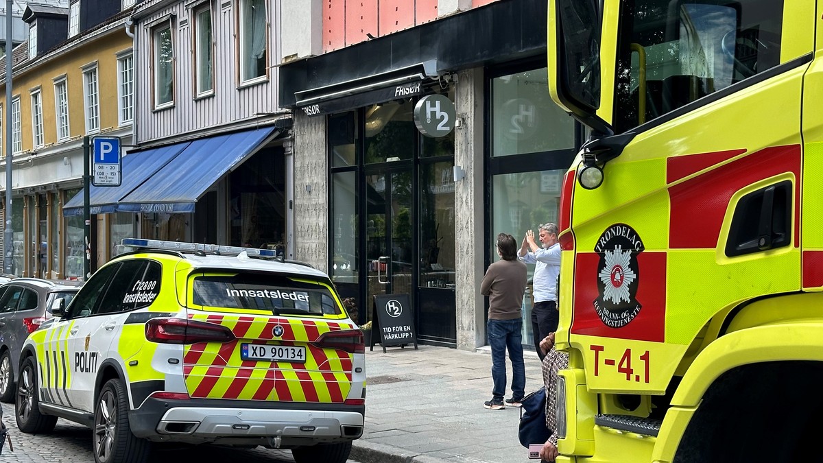 Fasade buler utover mot gata – evakuerer bygg i Trondheim sentrum