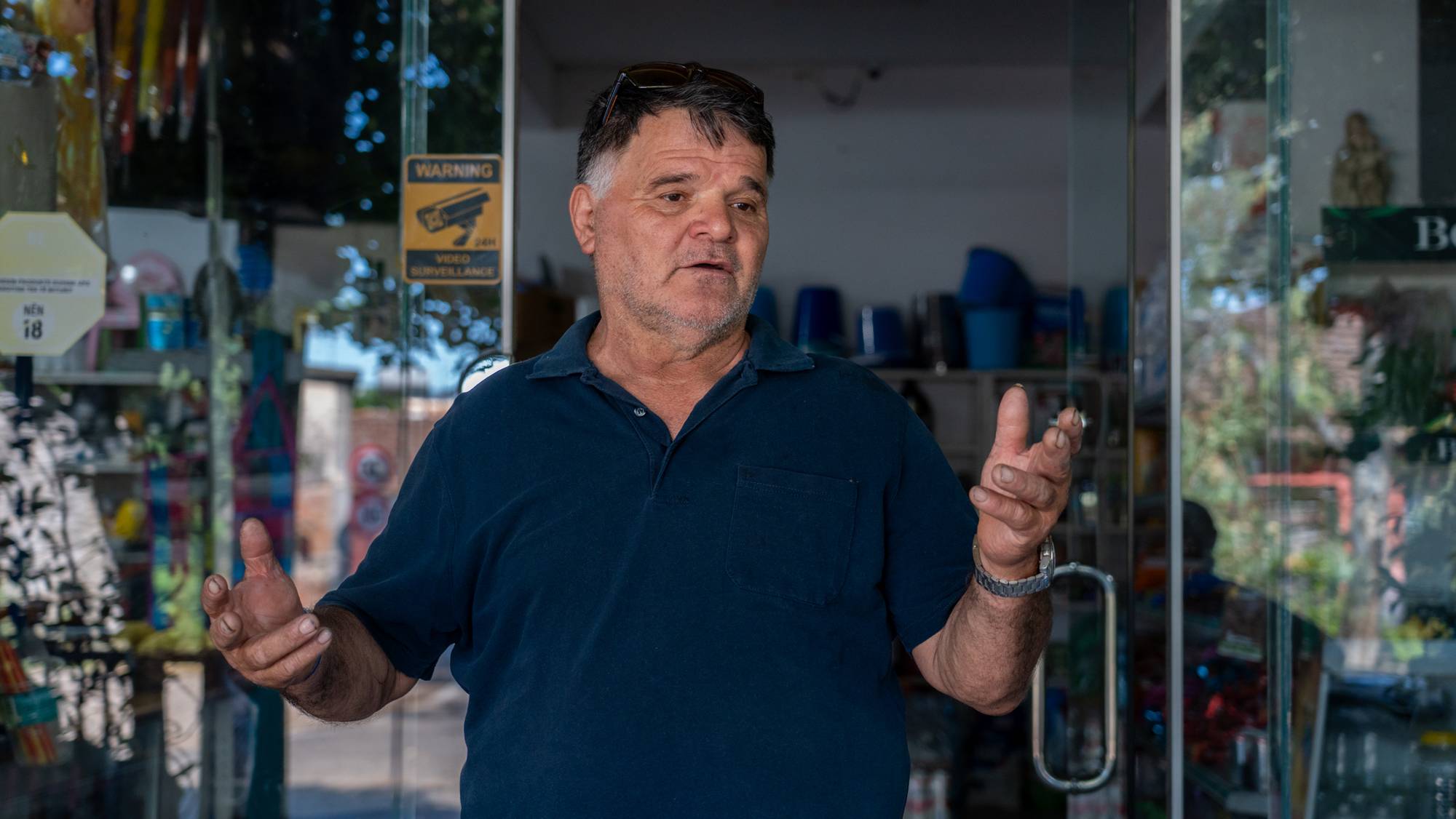 Ordfører i landsbyen som huset et italiensk retursenter foran butikken sin