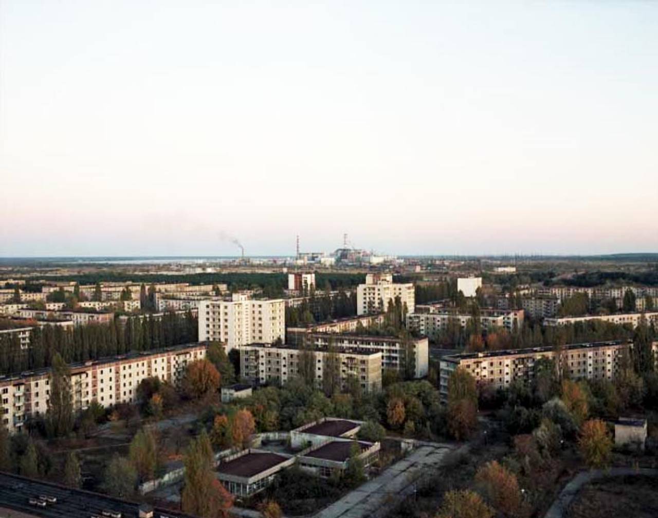Utsikt over Pripyat mot atomkraftverket i Tsjernobyl i 1994
