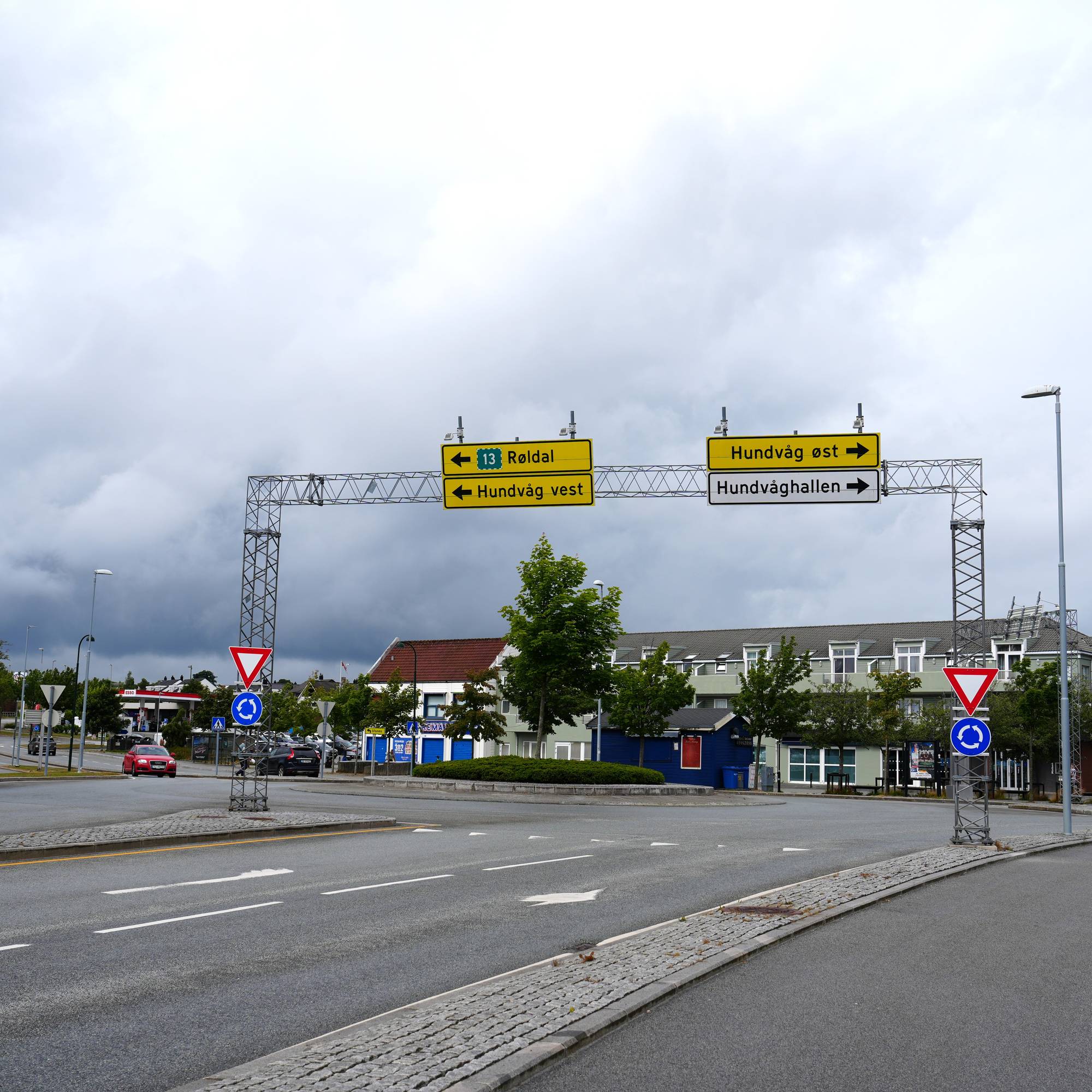 Et veikryss med en rundkjøring hvor man kan kjøre til øst eller vest på Hundvåg i Stavanger.