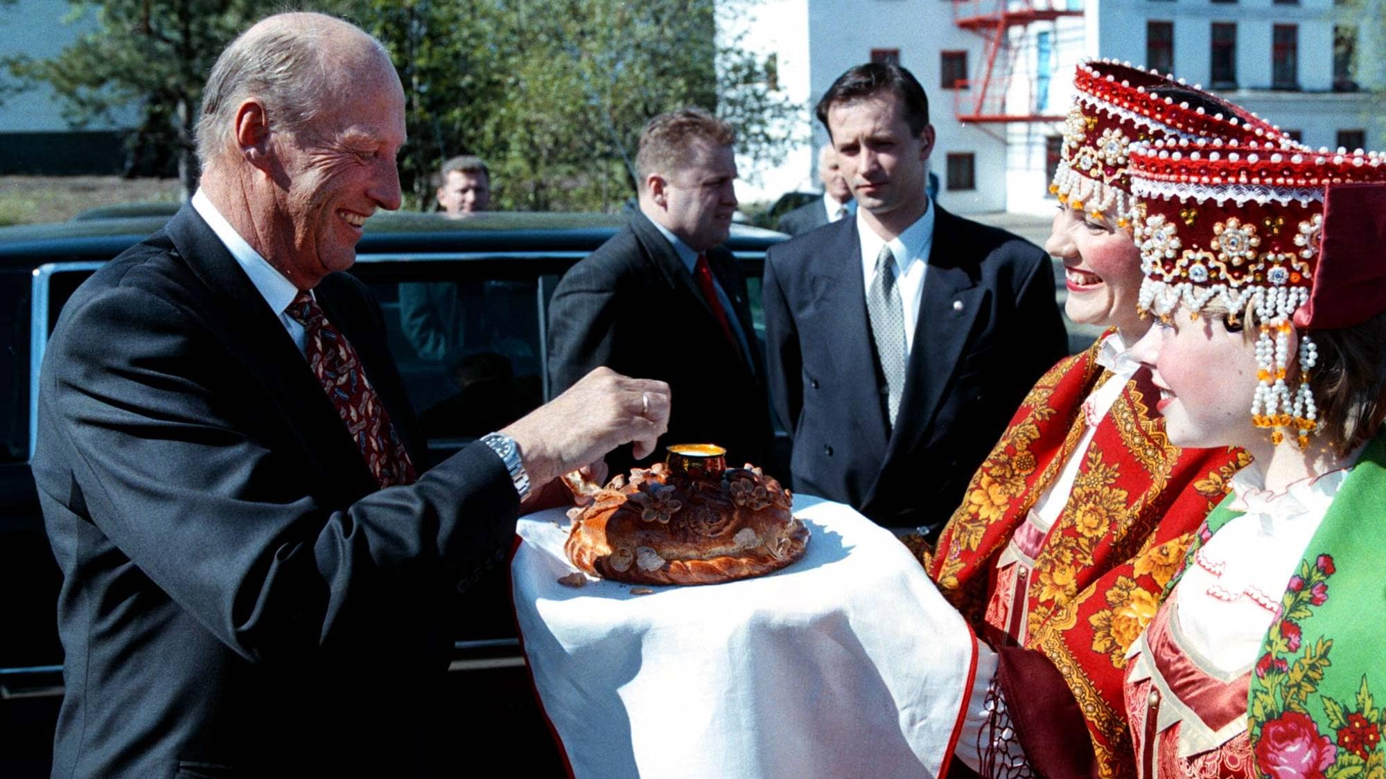 Kong Harald smaker på brød