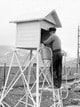 Trykk for å øke størrelsen på bildet Banevokter og meteorolog Olav Rundtom sjekker værstasjon i 1959