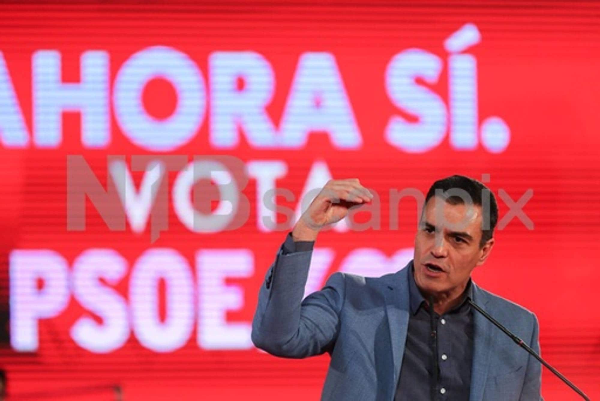 Statsminister Pedro Sanches fra PSOE oppildner sine partifeller til å stemme i valget.