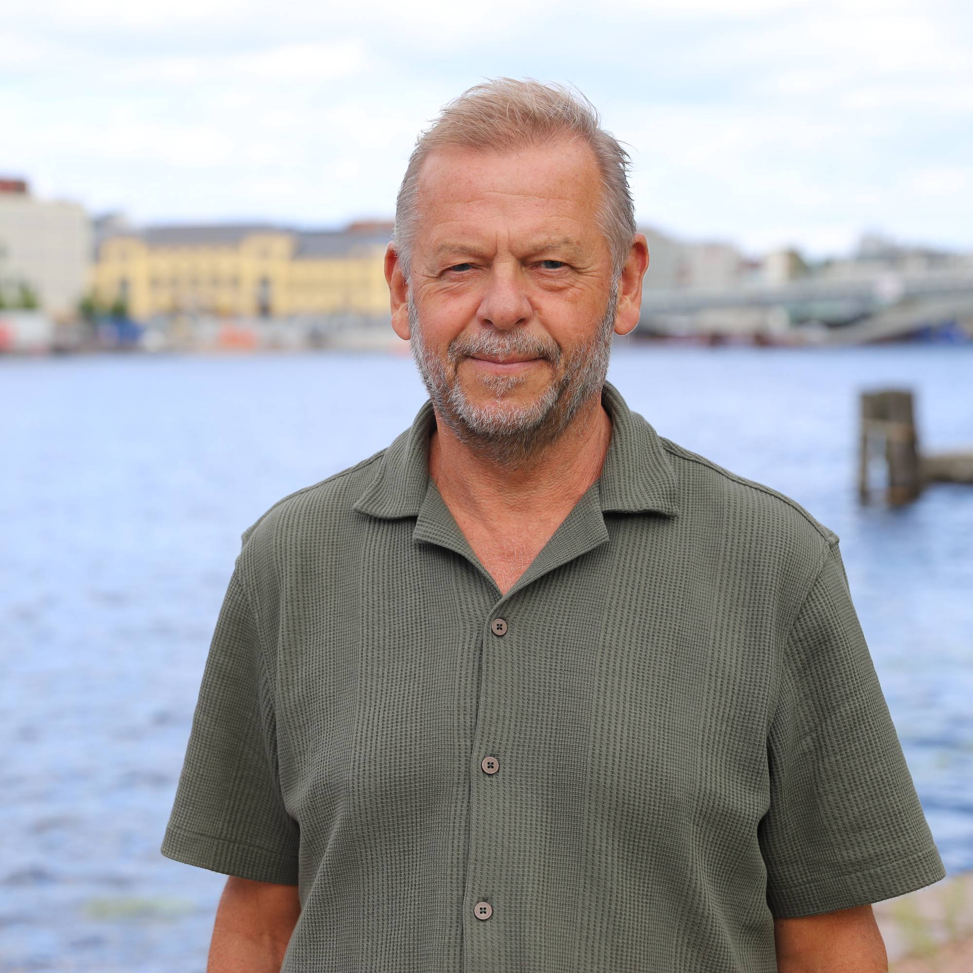 en mann som står foran en vannmasse