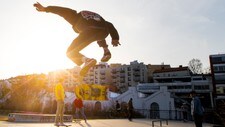 MER SOL OG VARME: Skatere nyter vårsolen i Mølleparken skatepark på Grünerløkka i Oslo fredag i forrige uke. Fra onsdag blir det mer sommervær for østlendingene. 