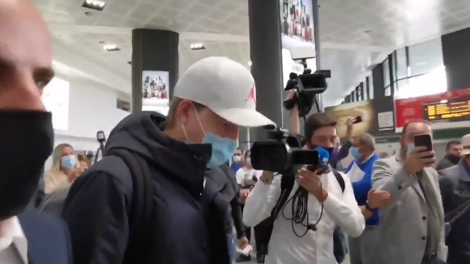 Jens Petter Hauge har landet i Milano – ble møtt av et stort presseoppbud på flyplassen