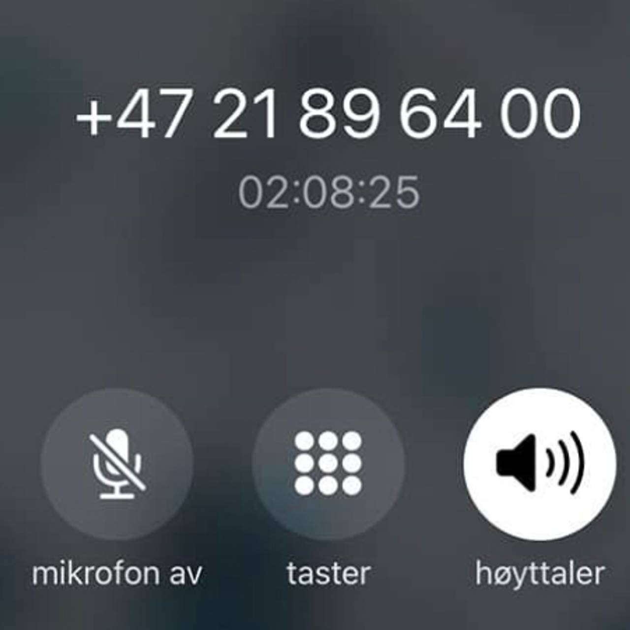 Telefon som viser en norsk person som har prøvd å få kontakt med SAS i over to timer