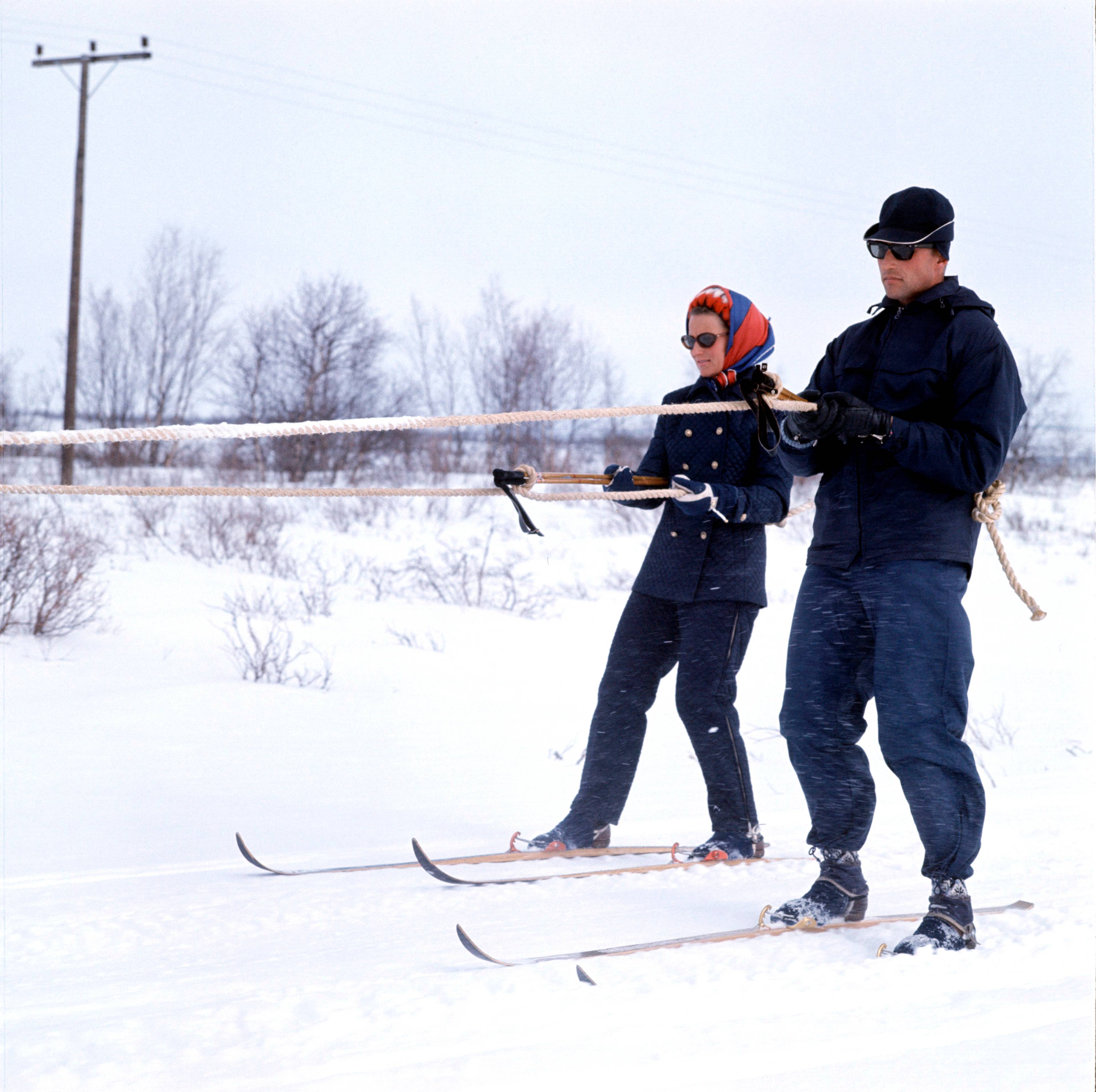 Kronprins Harald og kronprinsesse Sonja på ski på Finnmarksvidda i 1969