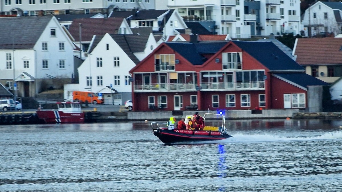 Kvinne hentet opp av sjøen i Flekkefjord - mann fortsatt savnet