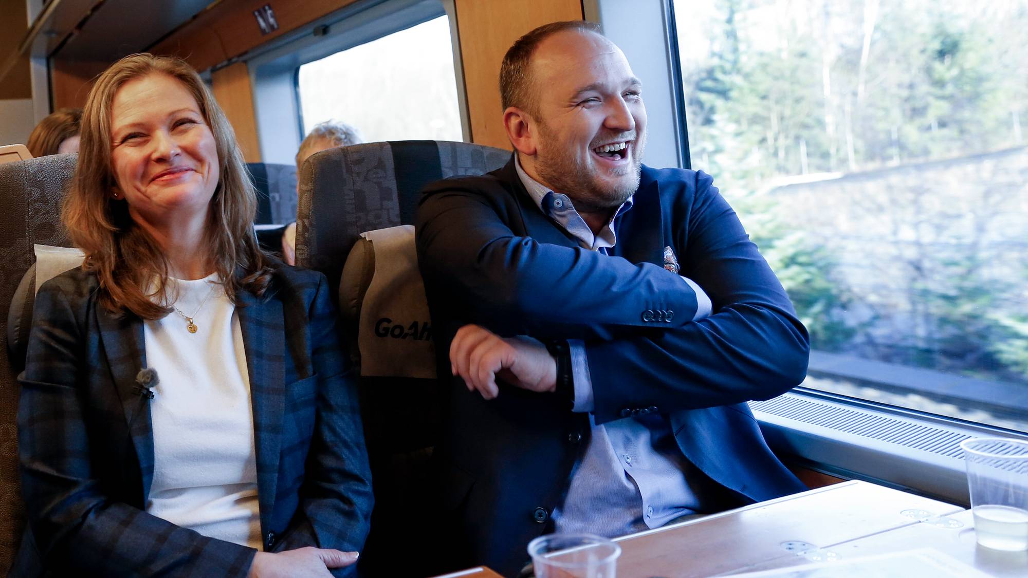 Stavanger jernbanestasjon.
Åpning av Sørtoget som driftes av Go-Ahead. Administrerende direktør i Go-Ahead Cathrine Elgin og samferdselsminister Jon Georg Dale på toget til Oslo.
