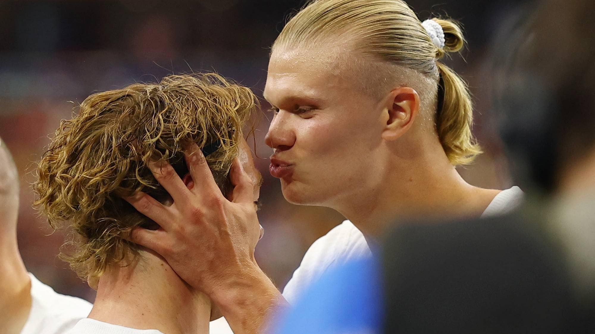 Haaland gir Patrick Berg et kyss
