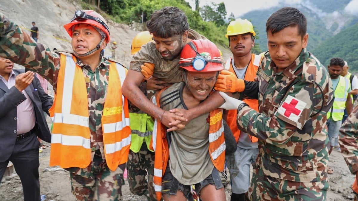 Nepal: To personer reddet etter ni dager